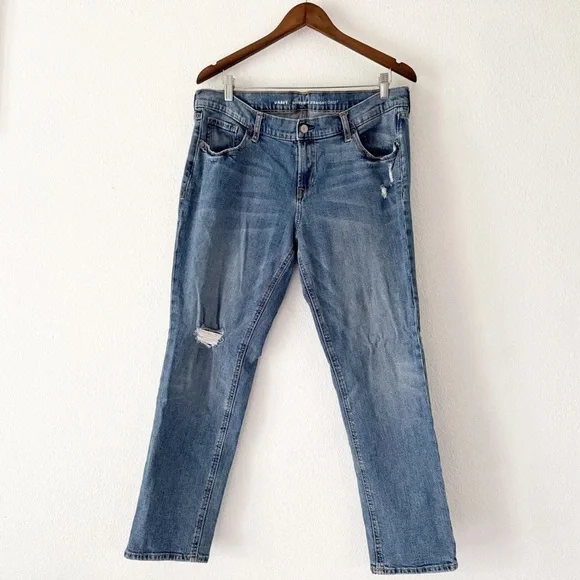 Old Navy Boyfriend Straight Distressed Jeans 14 Regular Relaxed Trendy Denim - Picture 2 of 8
